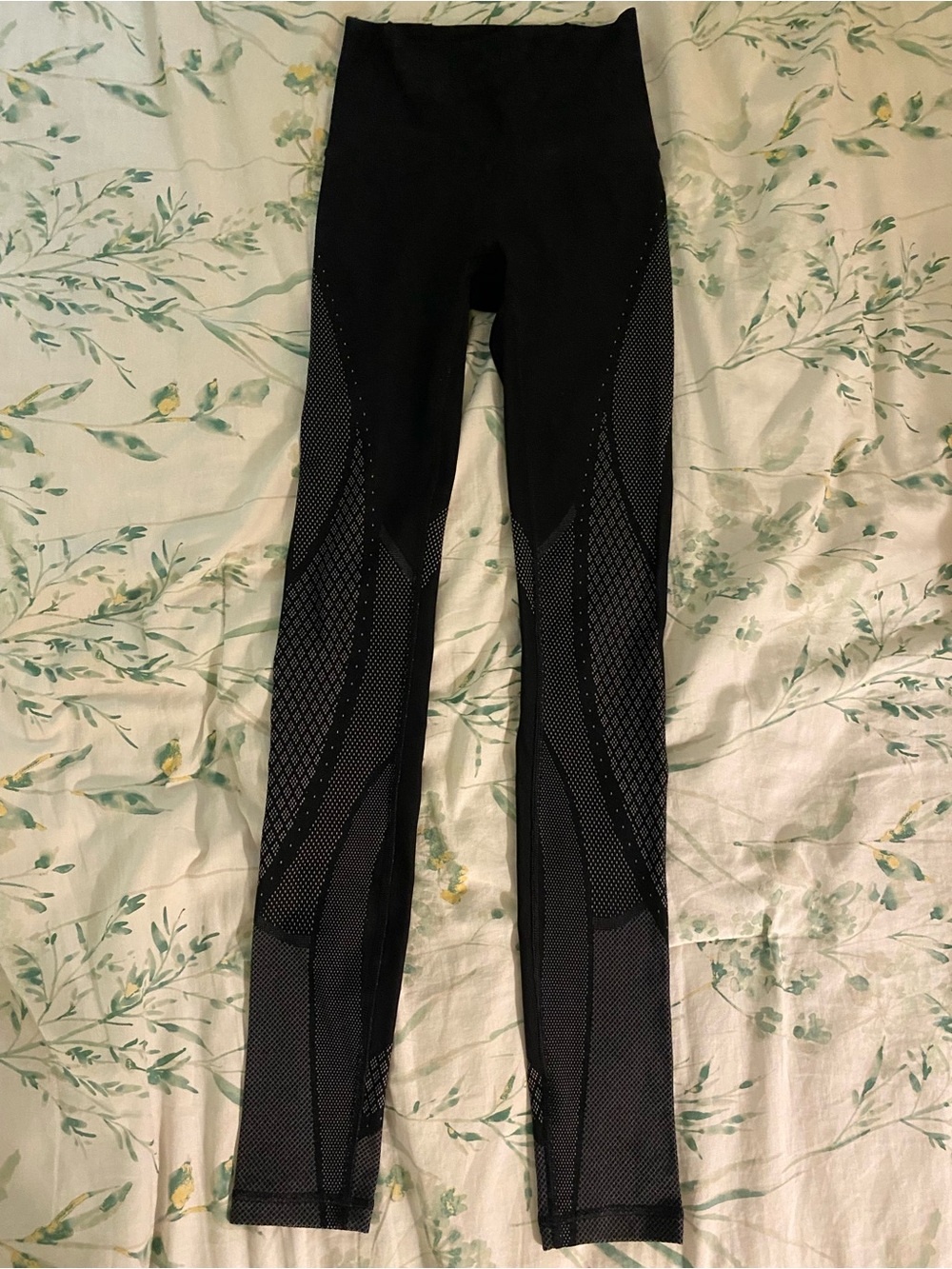 NEW Lululemon Size 2 Intricate Design High-Waist Athletic Black Leggings